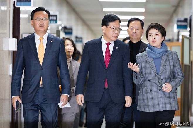 (서울=뉴스1) 유승관 기자 = 송언석 국민의힘 원내대표를 비롯한 원내지도부가 3일 서울 여의도 국회에서 열린 기자회견에 들어서고 있다. 앞줄 왼쪽부터 국민의힘 유상범 원내운영수석부대표, 송 원내대표, 김은혜 원내정책수석부대표. 2025.12.3/뉴스1  Copyright (C) 뉴스1. All rights reserved. 무단 전재 및 재배포,  AI학습 이용 금지. /사진=(서울=뉴스1) 유승관 기자