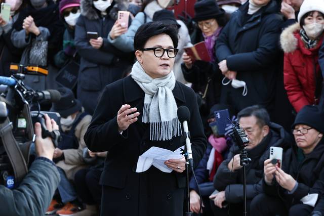 한동훈 전 국민의힘 대표가 3일 서울 여의도 국회도서관 앞 쪽문에서 12ㆍ3 비상계엄 1주년 관련 기자회견을 하고 있다. 연합뉴스