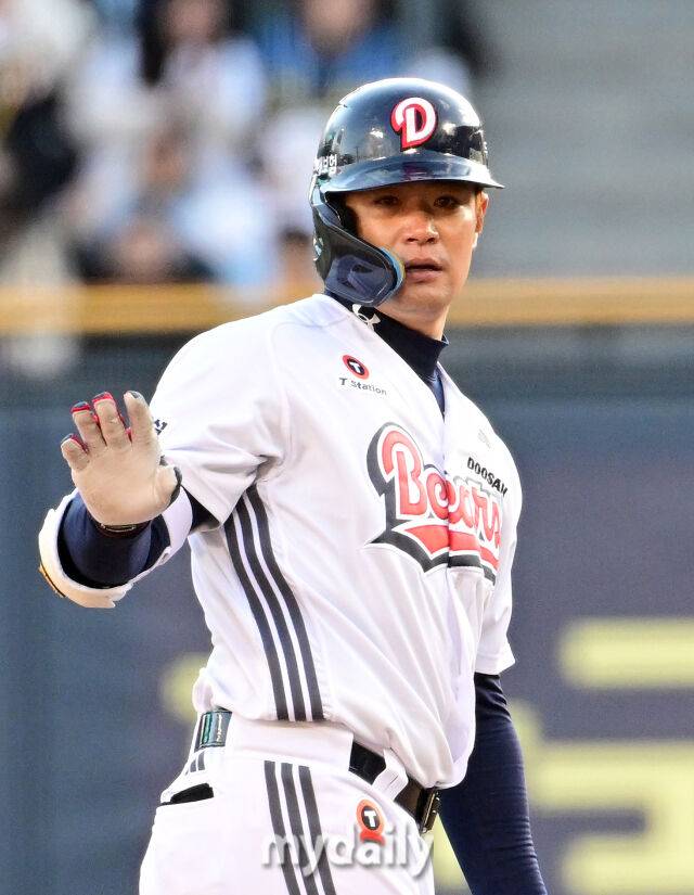 2025년 3월 29일 오후 서울 잠실구장에서 진행된 '2025 신한 SOL뱅크 KBO 리그' 삼성 라이온즈와 두산 베어스의 경기. 두산 김재환이 4회말 선두타자 2루타를 친 뒤 기뻐하고 있다./마이데일리
