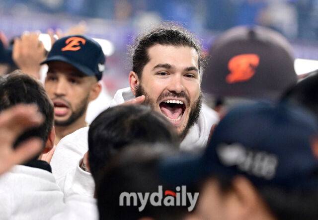 2025년 10월 24일 오후 대전한화생명볼파크에서 열린 '2025 신한 SOL BANK KBO 포스트 시즌' 삼성 라이온즈와 한화 이글스의 플레이오프(PO) 5차전 경기. 한화 폰세가 11-2로 승리하며 한국시리즈 진출을 확정한 뒤 기뻐하고 있다./마이데일리