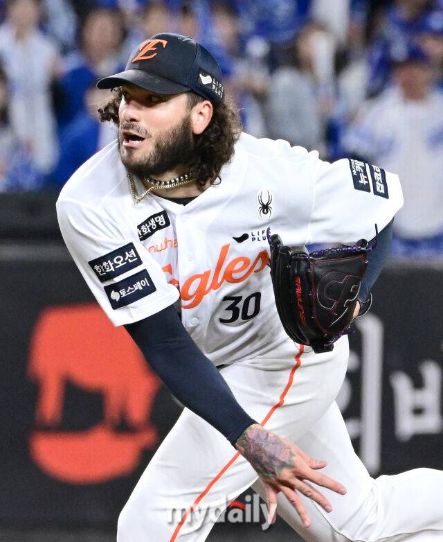 2025년 10월 24일 오후 대전한화생명볼파크에서 열린 '2025 신한 SOL BANK KBO 포스트 시즌' 삼성 라이온즈와 한화 이글스의 플레이오프(PO) 5차전 경기. 한화 선발투수 폰세가 역투하고 있다./마이데일리