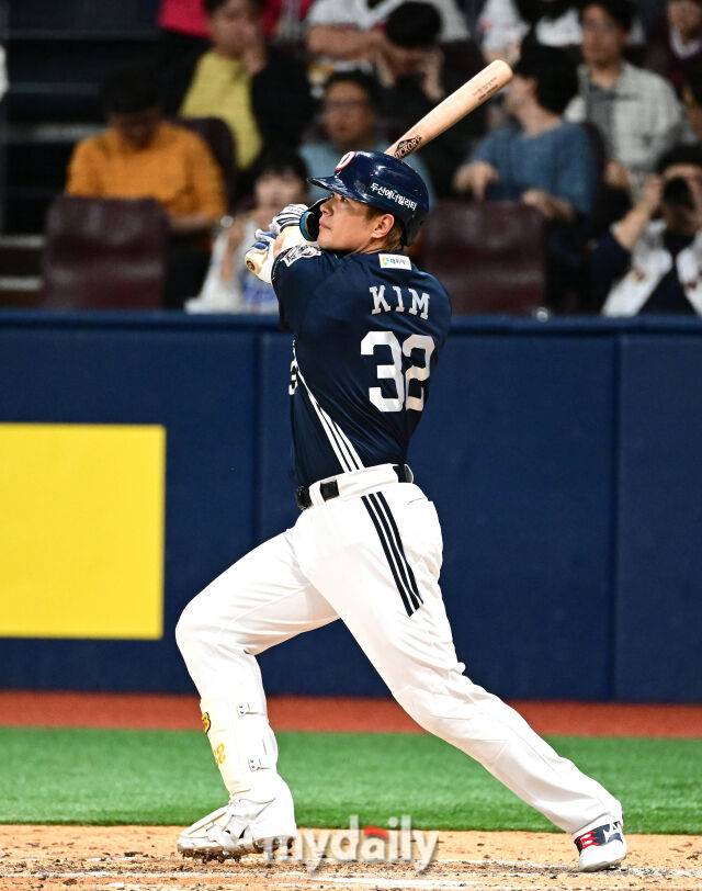 2025년 4월 22일 오후 서울 고척스카이돔에 진행된 '2025 신한 SOL뱅크 KBO 리그' 두산 베어스와 키움 히어로즈의 경기. 두산 김재환이 9회초 2사 후 솔로 홈런을 치고 있다./마이데일리