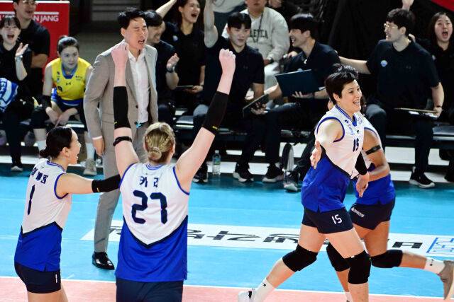 블로킹으로 득점을 올린 김희진이 동료들과 기뻐하고 있다. / 한국배구연맹(KOVO)