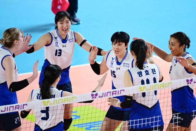 34세 이적생 김희진이 동료들과 파이팅을 하고 있다. / 한국배구연맹(KOVO)