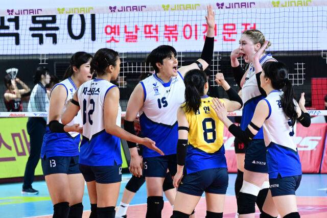 김희진이 정관장 경기에서 승리한 뒤 동료들과 기뻐하고 있다. / 한국배구연맹(KOVO)