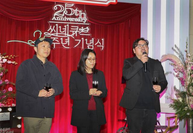 25주년 기념식 '극장의 시간들' 기념사진 촬영하고 있는 모습 / 티캐스트