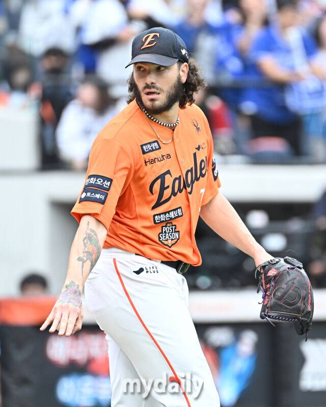 18일 오후 대전광역시 중구 대전 한화생명볼파크에서 진행된 '2025 프로야구 KBO리그 포스트시즌' 플레이오프(PO) 1차전 한화이글스와 삼성라이온즈의 경기. 한화 폰세가 2회초 무사 2,3루서 이재현에게 2타점 적시타를 허용한 뒤 아쉬워 하고 있다./마이데일리