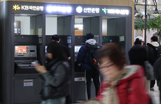내년부터 금융권에 적용하는 교육세율이 두 배로 인상됨에 따라 대출금리 인상 등 소비자에 직간접적 영향을 미칠 수 있다는 우려가 나온다. 사진은 서울 시내에 설치된 4대 은행 현금자동입출금기(ATM) [연합]