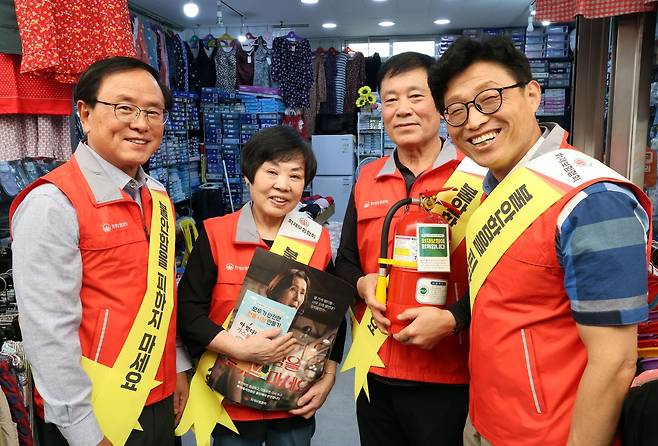 지난해 9월 24일 서울 동대문구 답십리 현대시장 상점가에서 열린 ‘모두가 안전한 전통시장 만들기’ 캠페인에서 강영구(왼쪽 첫번째) 한국화재보험협회 이사장이 정성관 상인회 회장(맨 오른쪽)과 답십리 현대시장 상인들과 함께 기념 촬영을 하고 있다. [한국화재보험협회]