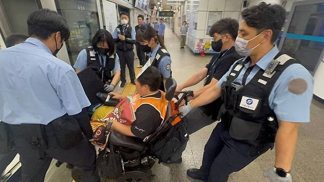 [서울=뉴시스] 지난 8월18일 오전 전국장애인차별철폐연대(전장연) 시위로 인해 서울 지하철 4호선 열차가 명동역에서 정차하지 않고 통과했다. 전장연은 이날 오전 7시30분께부터 열차 내에서 장애인권리예산 보장 촉구 지하철 출근길 선전전을 진행했다. (사진 제공=전장연) 2025.08.18. photo@newsis.com *재판매 및 DB 금지