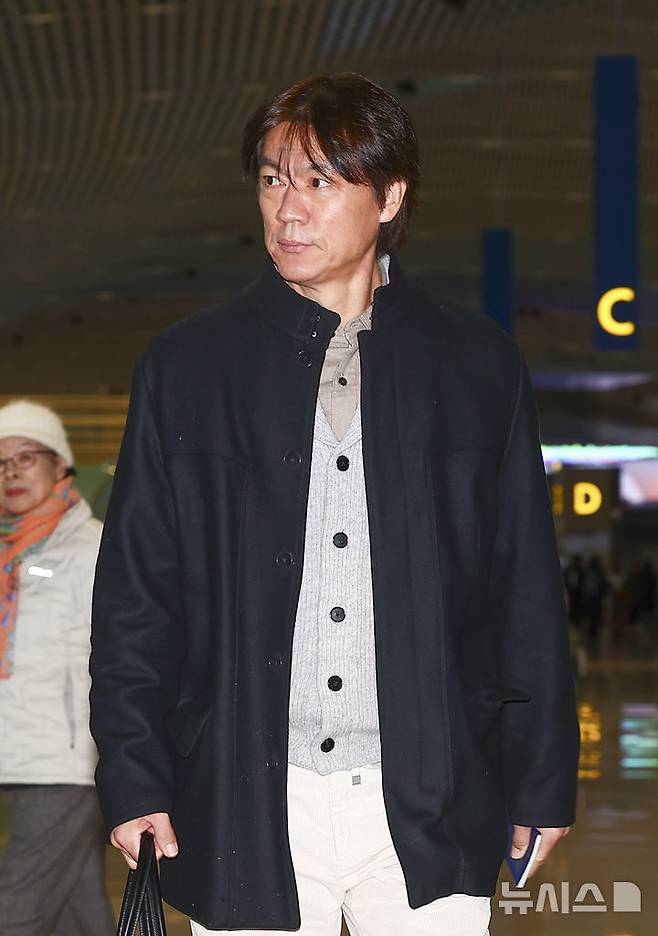 [서울=뉴시스] 김근수 기자 = 홍명보 대한민국 축구 국가대표팀 감독이 3일 오전 인천 중구 제2여객터미널에서 출국장으로 이동하고 있다. 홍 감독은 이날 2026 북중미 월드컵 조 추첨식 참석과 베이스캠프 후보지를 둘러보기 위해 미국 워싱턴DC로 출국한다. 2025.12.03. ks@newsis.com
