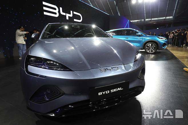 [인천=뉴시스] 전진환 기자 =  지난 1월16일 오전 인천 중구 상상플랫폼에서 열린 중국 BYD 승용 브랜드 런칭 미디어 쇼케이스 행사에서 전기차 씰이 공개되고 있다. 2025.01.16. amin2@newsis.com