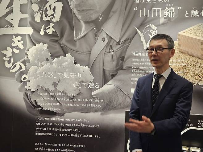 [교토=뉴시스] 신이치 오치 과장대리가 27일 일본 교토 후시미 '키자쿠라 후시미구라(Kizakura Fushimigura)'에서 전통주 제조 방식에 대해 설명하고 있다. (사진=임소현 기자) *재판매 및 DB 금지