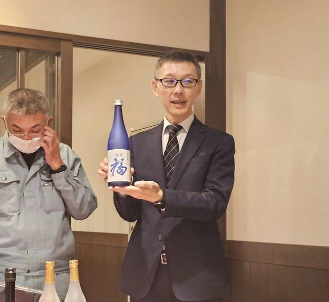 [교토=뉴시스] 신이치 오치 과장대리가 27일 일본 교토 후시미 '키자쿠라 후시미구라(Kizakura Fushimigura)'에서 한국 수출용 제품 '후쿠(福)'에 대해 설명하고 있다. (사진=임소현 기자) *재판매 및 DB 금지