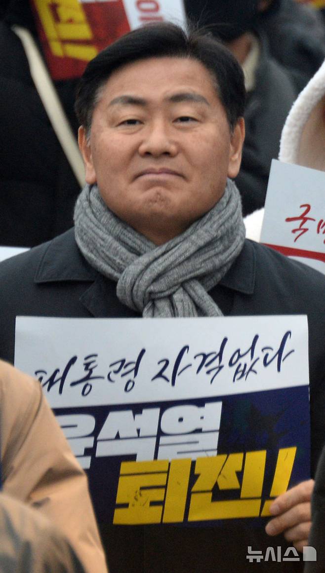 [전주=뉴시스] 김얼 기자 = 김관영 전북특별자치도지사가 7일 전북 전주시 객사 앞 도로에서 열린 윤석열 퇴진 비상 촛불집회에 참석해 손피켓을 들고 있다. 2024.12.07. pmkeul@newsis.com