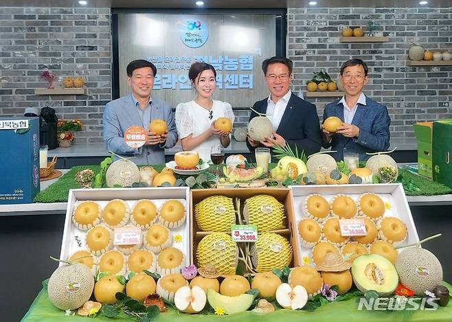 농협전남지역본부는 25일 온라인지역센터에서 영암에서 재배한 햇배와 K-멜론에 대한  라이브커머스를 진행했다. (사진=뉴시스 DB) photo@newsis.com