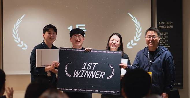 [서울=뉴시스] 장영근 카카오페이손해보험 대표(오른쪽 첫 번째)가 카카오페이손해보험 첫 사내 해커톤 ‘슈어톤’에서 1등을 차지한 임직원들과 기념촬영을 진행하고 있다. (사진=카카오페이 제공) 2025.12.03. photo@newsis.com *재판매 및 DB 금지