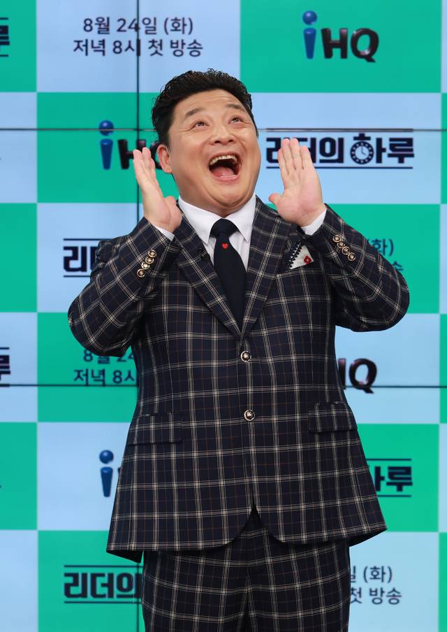 [서울=뉴시스] 박진희 기자 = 윤정수가 18일 IHQ 예능 '리더의 하루' 온라인 제작발표회에 참석해 포토타임을 갖고 있다. (사진=IHQ 제공) 2021.08.18. photo@newsis.com *재판매 및 DB 금지