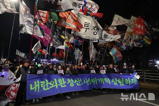 [서울=뉴시스] 조성봉 기자 = 3일 오후 서울 여의도 국회 앞에서 열린 '12.3 내란외환 청산과 종식, 사회대개혁 시민대행진'에서 시민들이 행진을 하고 있다. 2025.12.03. suncho21@newsis.com