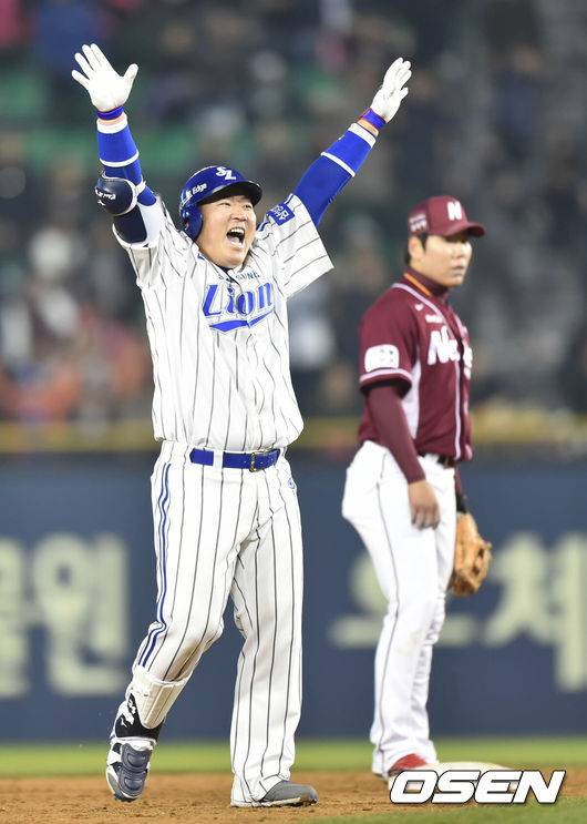 [OSEN=잠실, 손용호 기자] 10일 오후 서울 잠실야구장에서 열린 '2014 한국야쿠르트 세븐 프로야구 포스트시즌' 삼성 라이온즈와 넥센 히어로즈의 한국시리즈 5차전, 6회초 1사 2루 서건창이 적시타를 치고 환호하고 있다.한국시리즈 전적이 2승 2패가 된 가운데 3승을 선점하기 위한 5차전서 힘과 힘의 대결이 펼쳐진다.삼성과 넥센은 각각 릭 밴덴헐크와 헨리 소사를 선발로 내세웠다. 양 팀 선발 투수 모두 150km 이상의 광속구를 뿌려 흥미로운 대결이 될 것으로 보인다.역대 한국시리즈 2승 2패의 상황에서 3승을 선점한 팀이 우승할 확률은 71.4%(무승부가 포함된 경우 제외)다. 총 7번의 상황 중에서 5번이나 3승을 먼저 따낸 팀이 정상에 올랐다. 그만큼 3번째 승리의 의미가 크기 때문에 5차전 선발 투수들의 어깨가 무겁다./spjj@osen.co.kr