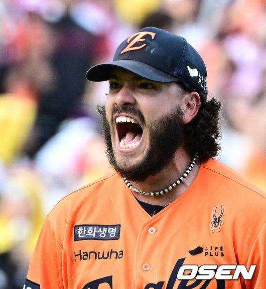 [OSEN=대전, 지형준 기자] 14일 대전 한화생명볼파크에서 2025 신한 SOL Bank KBO리그 한화 이글스와 LG 트윈스의 경기가 열렸다.LG가 40승 26패 1무(승률 .606)로 1위, 한화는 40승 27패(승률 .597)로 2위다. 0.5경기 차이다. 경기 결과에 따라 1위가 바뀔 수도 있다.&nbsp;이날 한화는 폰세, LG는 임찬규를 선발로 내세웠다.2회초 만루 위기를 넘긴 한화 폰세가 포효하고 있다. 2025.06.14 /jpnews@osen.co.kr