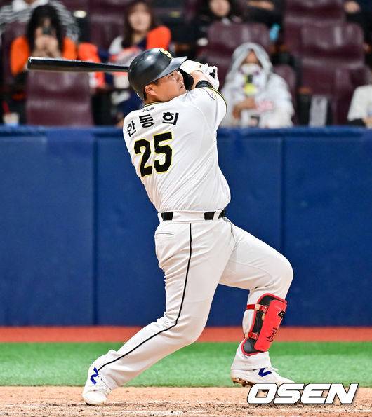 [OSEN=고척, 박준형 기자]  1일 오후 서울 고척 스카이돔에서 제1회 2025 KBO 퓨처스리그 챔피언결정전 KT 위즈와 상무의 경기가 진행됐다. 지난달 29일 열린 2025 퓨처스리그 챔피언 결정전 준결승전에서 남부리그 2위 KT는 북부리그 1위 한화 이글스에 10-6 역전승을 거뒀다. 남부리그 1위 상무는 북부리그 2위 LG 트윈스를 5-2로 꺾고 각각 결승 진출에 성공했다.3회말 2사 1루 상무 한동희가 안타를 날리고 있다.  2025.10.01 / soul1014@osen.co.kr