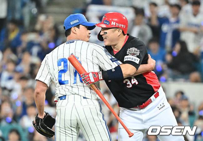[OSEN=대구, 이석우 기자] 30일 대구삼성라이온즈파크에서 2025 신한 SOL 뱅크 KBO 리그 삼성 라이온즈와 KIA 타이거즈의 경기가 열렸다. 홈팀 삼성은 후라도가, 방문팀 KIA는 김태형이 선발 출전했다. 삼성 라이온즈 오승환이 9회초 KIA 타이거즈 최형우를 삼진으로 잡고 인사를 하고 있다. 2025.09.30 / foto0307@osen.co.kr