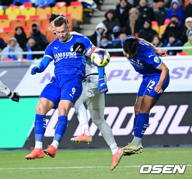 [OSEN=수원월드컵경기장, 최규한 기자] 3일 오후 경기도 수원월드컵경기장에서 ‘K리그 승강 플레이오프(PO)’&nbsp;1차전 수원 삼성과 제주 SK의 경기가 열렸다.K리그1 11위인 제주와 K리그2 2위인 수원의 격돌이다. 1부리그의 주인공을 정하는 이번&nbsp;승강 PO는 홈 앤드 어웨이 방식으로 치러진다. 3일 수원에서 1차전을 치른 뒤 7일 제주월드컵경기장으로 장소를 옮겨 2차전을 벌인다.전반 수원 일류첸코가 헤더슛을 시도하고 있다. 2025.12.03 / dreamer@osen.co.kr