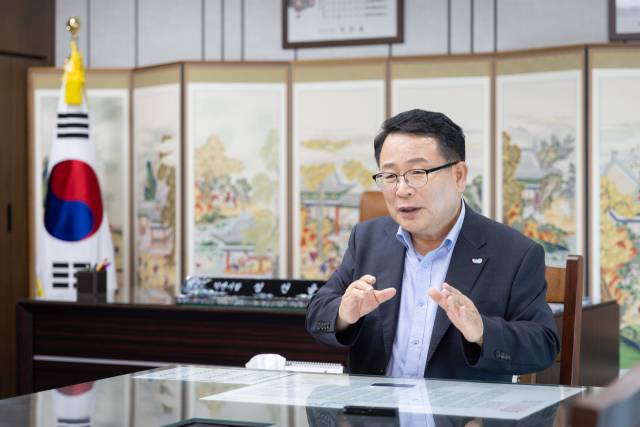 ▲정헌율 익산시장은 아직 출마 선언을 하지 않은 상태이다. 주변의 출마 권유가 많아 가능성을 열어놓았다가 최근 행보에서 강한 의지를 읽을 수 있는 정도다. ⓒ익산시