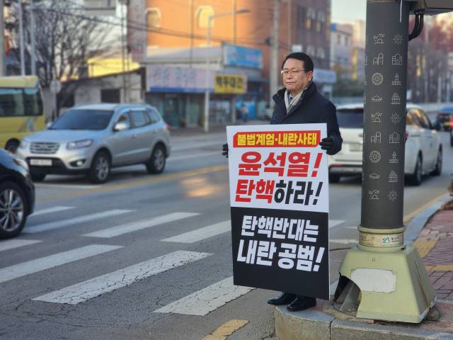 ▲정헌율 익산시장은 작년 12월 3일 비상계엄 선포 이후 개인 혹은 전북시장군수협의회 회장 자격으로 1인 시위 등을 통해 비상계엄 해제와 대통령 탄핵을 최전방에서 외쳤다. 2024년 12월 12일 정식 근무 이전에 익산시 길거리에서 1인시위를 하는 모습 ⓒ