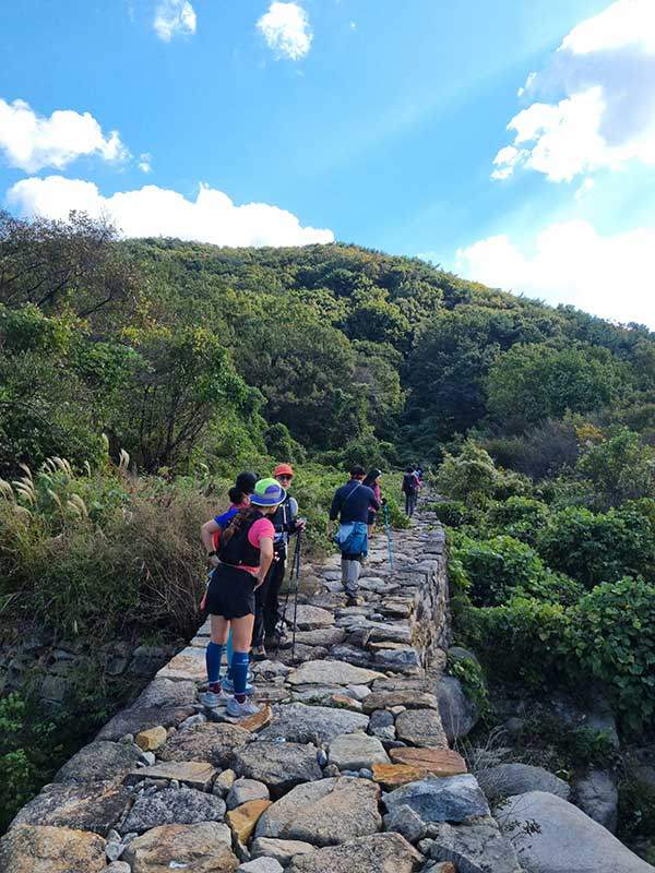 산길을 잘못 들어 제대로 된 코스를 확인 중이다. 주말을 맞아 금정산을 찾은 많은 등산객들의 응원과 간식 후원(?)이 완주에 도움이 되었다.
