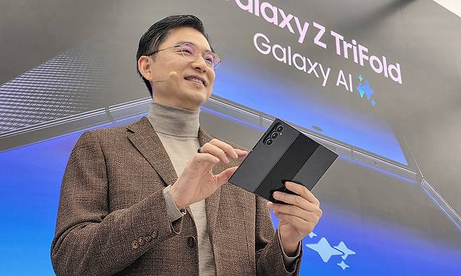 삼성전자 한국총괄장 임성택 부사장이 2일 서울 삼성 강남에서 열린 미디어 행사에서 3단 폴더블 스마트폰 ‘갤럭시 Z 트라이폴드’를 선보이고 있다. 삼성전자 제공