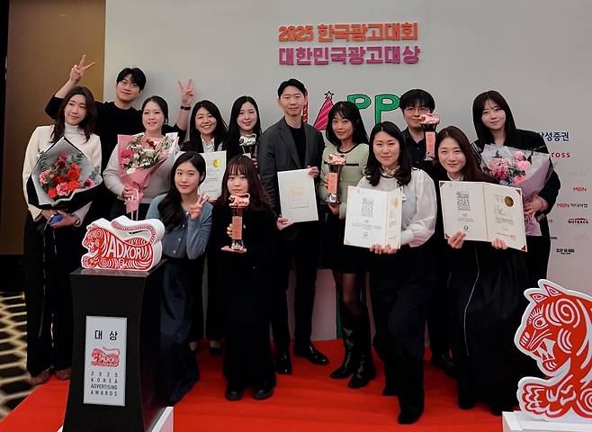 지난 2일 서울 중구 더플라자 호텔에서 열린&nbsp;2025&nbsp;대한민국광고대상에&nbsp;참가한&nbsp;롯데칠성음료&nbsp;콘텐츠마케팅팀과&nbsp;소주BM팀이&nbsp;기념사진을&nbsp;찍고&nbsp;있다.&nbsp;롯데칠성음료 제공