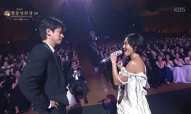 가수 화사가 지난 11월 19일 KBS '제46회 청룡영화상'에서 배우 박정민과 축하무대를 펼치고 있다. KBS