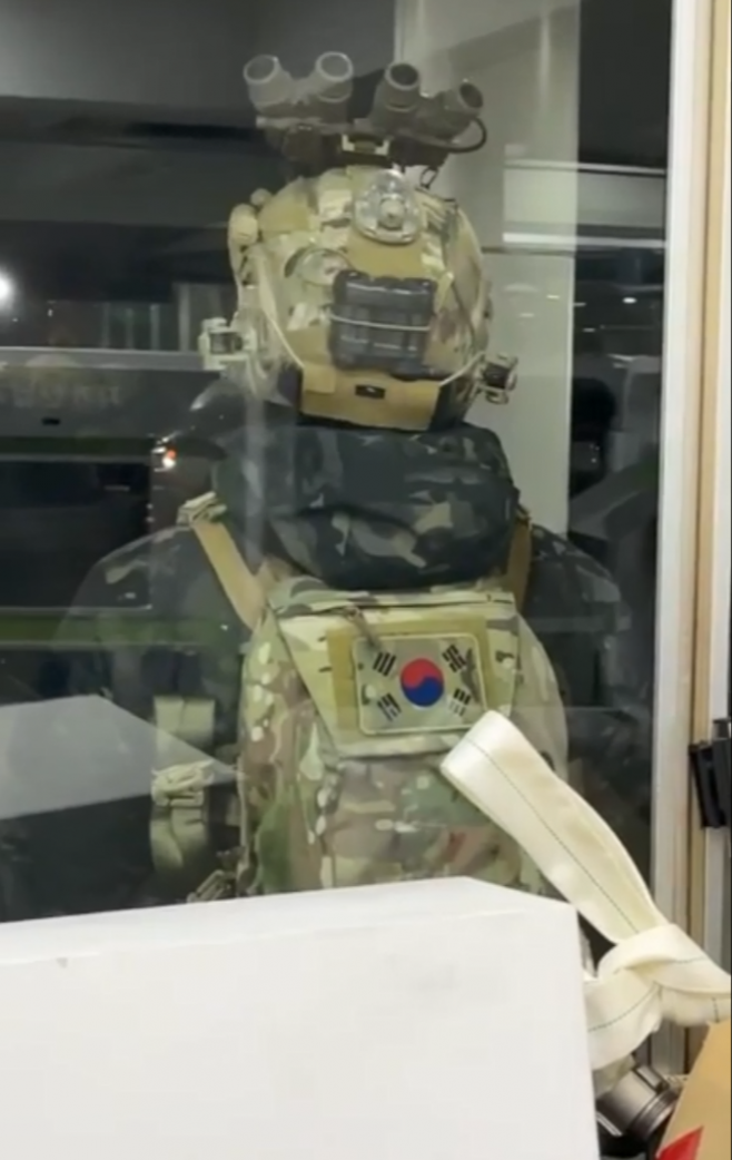 지난해 12월 3일 비상계엄이 선포된 직후 서울 영등포구 국회로 달려갔던 이들이 남긴 그날의 기록. 국회 보좌진이 촬영한 국회의사당 앞에서 대기하는 계엄군의 뒷모습. 비서관 A씨 제공