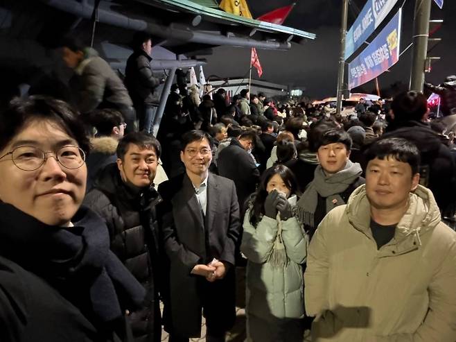 지난해 12월 3일 비상계엄이 선포된 직후 서울 영등포구 국회로 달려갔던 이들이 남긴 그날의 기록. 비상계엄 해제 요구 결의안이 가결됐다는 소식을 듣고 변호사 김남주(왼쪽 세 번째)씨가 민주사회를 위한 변호사모임 소속 변호사들과 함께 국회 정문 앞에서 촬영한 기념사진. 변호사 김남주씨 제공