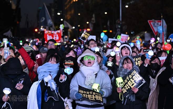 윤석열 전 대통령 탄핵소추안이 가결된 지난해 12월 14일 서울 국회의사당 앞에서 열린 집회에 참석한 시민들이 응원봉을 든 채 환호하고 있다. 홍윤기 기자