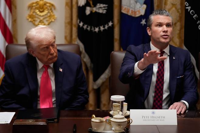 2일(현지시간) 백악관에서 내각회의를 주재한 도널드 트럼프 미국 대통령이 피트 헤그세스 국방장관 보고 중 졸린듯 눈을 감고 있다. 2025.12.2 워싱턴 AP 연합뉴스