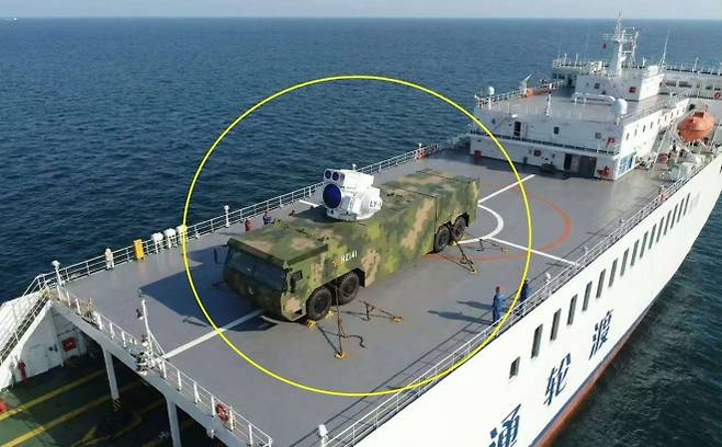 중국 로로선 갑판 위에서 포착된 고출력 레이저 무기 ‘LY-1’. 소셜미디어 캡처