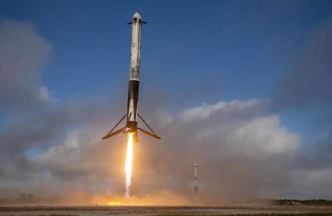 스페이스X의 대형 우주발사체 ‘팰컨 헤비’의 1단 부스터가 다시 착륙하는 모습. 영상 캡처