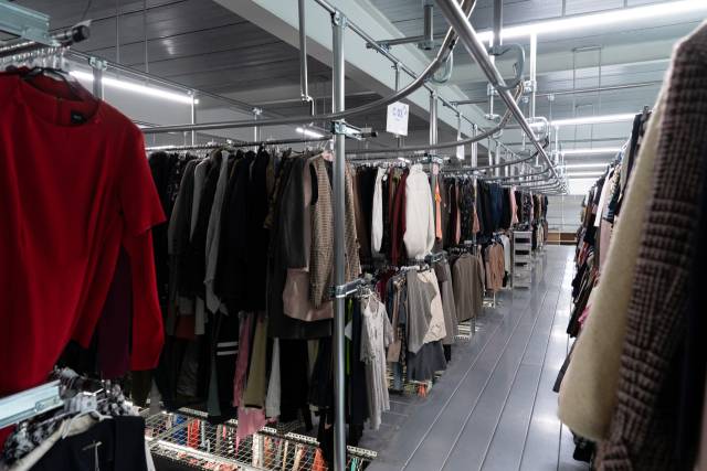 차란 풀필먼트 센터 내부를 가득 채운 옷걸이에 중고 의류가 걸려있다. 사진 제공=마인이스