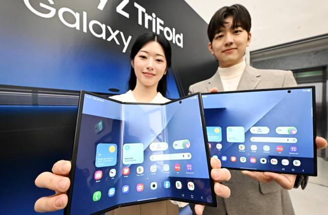 삼성전자가 혁신적 폼팩터의 3단 폴더블 스마트폰 '갤럭시 Z 트라이폴드(Galaxy Z TriFold)를 공개했다. 갤럭시 Z 트라이폴드는 펼치면 253㎜(10인치 형)의 대화면을 접으면 갤럭시 Z 폴드 7과 같은 164.8㎜(6.5인치 형)의 휴대성 높은 바(Bar) 타입 화면을 지원해 사용자가 다양한 상황에 맞춰 유연하게 사용 가능하다. 2일 서울 강남구 삼성강남에서 열린 미디어 간담회에서 모델이 신제품을 선보이고 있다. 권욱기자