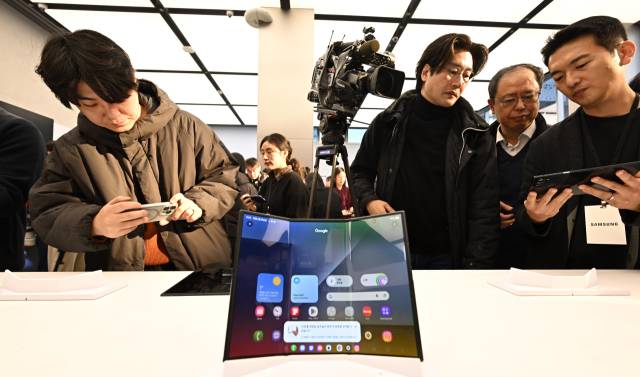 삼성전자가 혁신적 폼팩터의 3단 폴더블 스마트폰 '갤럭시 Z 트라이폴드(Galaxy Z TriFold)를 공개했다. 갤럭시 Z 트라이폴드는 펼치면 253㎜(10인치 형)의 대화면을 접으면 갤럭시 Z 폴드 7과 같은 164.8㎜(6.5인치 형)의 휴대성 높은 바(Bar) 타입 화면을 지원해 사용자가 다양한 상황에 맞춰 유연하게 사용 가능하다. 2일 서울 강남구 삼성강남에서 열린 미디어 간담회에서 모델이 신제품을 선보이고 있다. 권욱기자