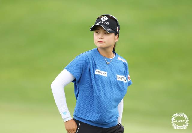 퍼팅을 마치고 그린을 빠져나오고 있는 최혜진. 사진 제공=KLPGA