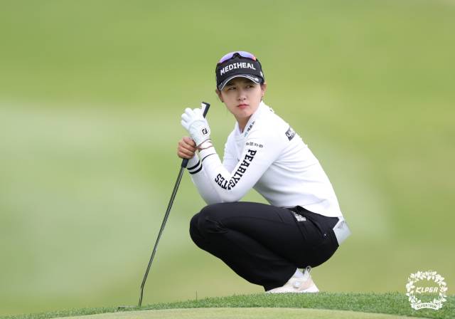 그린 경사를 읽고 있는 박현경. 사진 제공=KLPGA