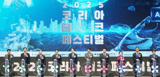 3일 서울 삼성동 코엑스에서 열린 ‘2025 코리아 테크 페스티벌 개막식’ 참석자들이 행사 시작을 알리는 세리머니를 하고 있다. 사진 제공=산업통상부