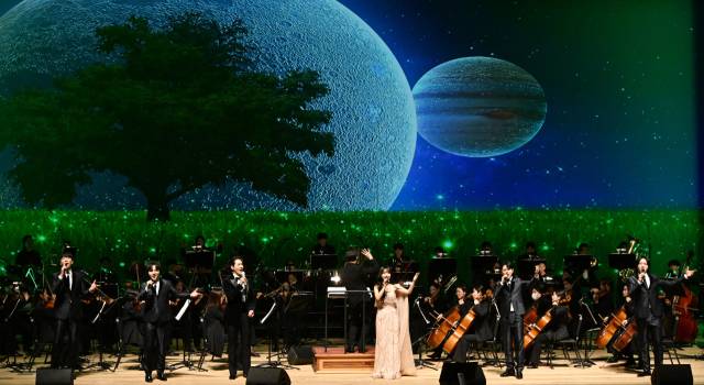 3일 서울 종로구 세종문화회관 대극장에서 열린 ‘2025 기업인을 위한 서경 송년음악회’에서 팝페라 그룹 카르디오와 뮤지컬 배우 카이(왼쪽 세 번째), 팝페라 소프라노 정하은(〃 네 번째)이 ‘타임 투 세이 굿바이’를 함께 열창하고 있다. 성형주 기자