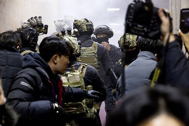 비상계엄 해제 요구 결의안이 국회에서 가결되기 전, 계엄군은 창문을 부수고 국회 본관 내부로 진입했다. ⓒ시사IN 박미소