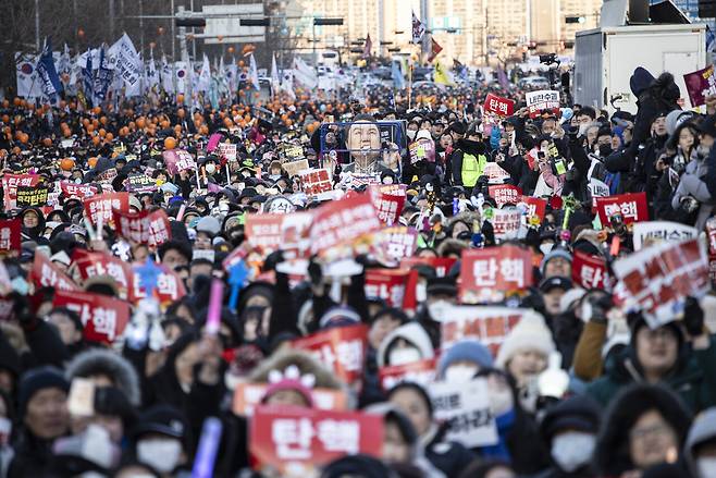 윤석열 탄핵소추안 재표결이 국회에서 열린 2024년 12월14일, 서울 여의도 국회의사당 앞에 '윤석열 탄핵 촛불집회'가 열렸다.&nbsp; ⓒ시사IN 조남진