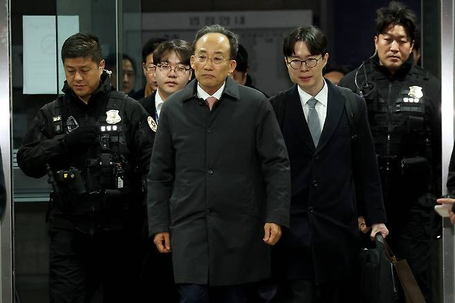 12·3 비상계엄 당시 국민의힘 원내대표 지위를 이용해 의원들의 계엄 해제 표결 참여를 방해한 혐의를 받는 국민의힘 추경호 의원이 2일 서울 서초구 서울중앙지방법원에서 열린 구속 전 피의자 심문(영장실질심사)을 마친 뒤 법정을 나서고 있다. ⓒ공동취재